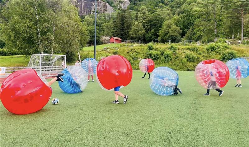 Bilde av barn i store plastikkballer