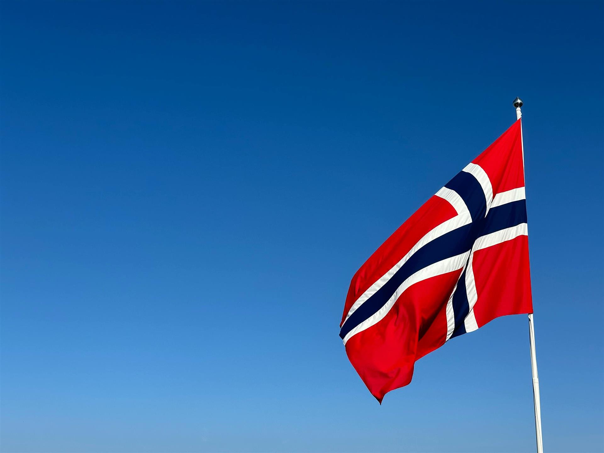 norsk flagg mot blå himmel