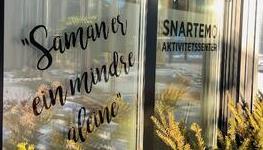 Bilde av skilt med "sammen er vi mindre alene" - Klikk for stort bilde